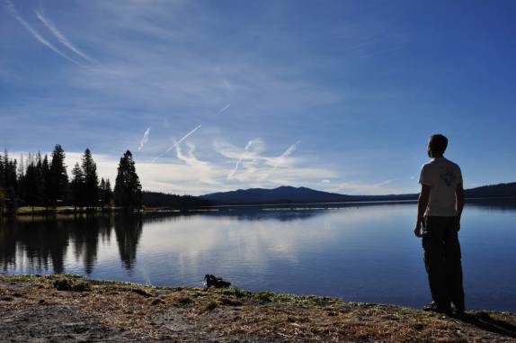 Admirando a beleza do Diamond Lake, na Umpqua National Forest, no sul do Oregon, estado da costa oeste dos Estados Unidos